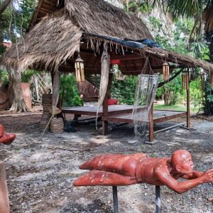 buddhist-sculpture-palm-garden-retreat