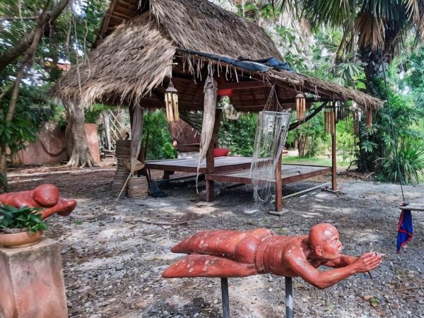 buddhist-sculpture-palm-garden-retreat