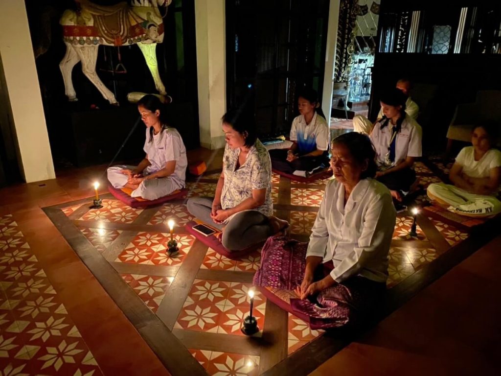 meditators-at-retreat