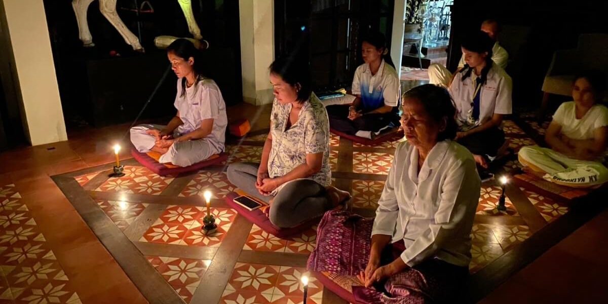 meditators-at-retreat